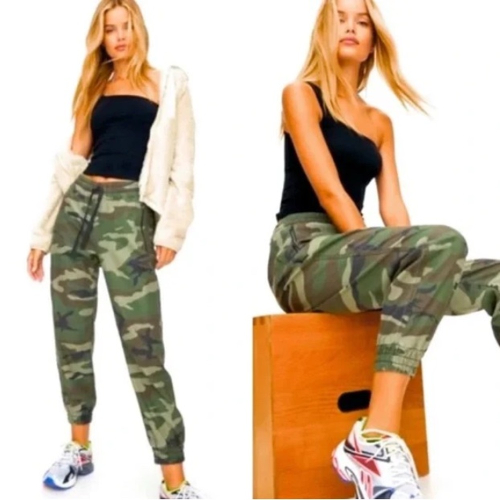 Aritzia TNA Ali’s Camoflauge Joggers